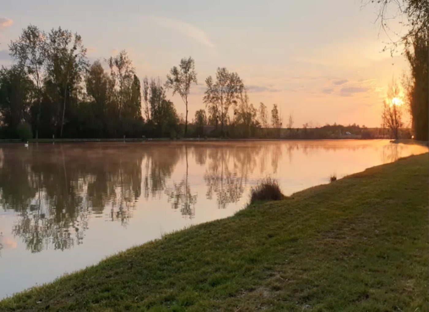 Coucher de soleil sur un plan d'eau près de Bourges, dans le Cher