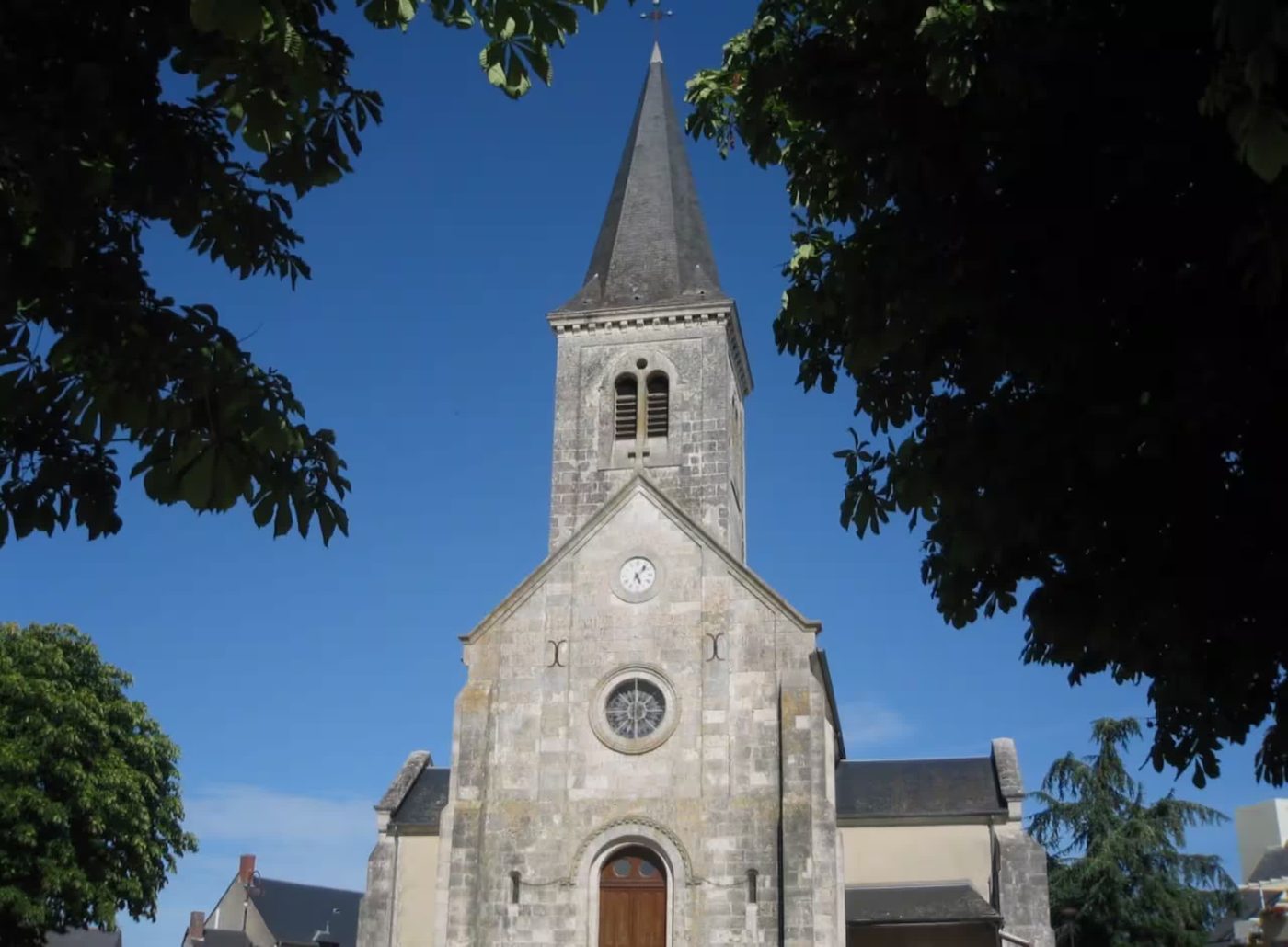 Église de La Chapelle-Saint-Ursin, son clocher et sa rosace gothique
