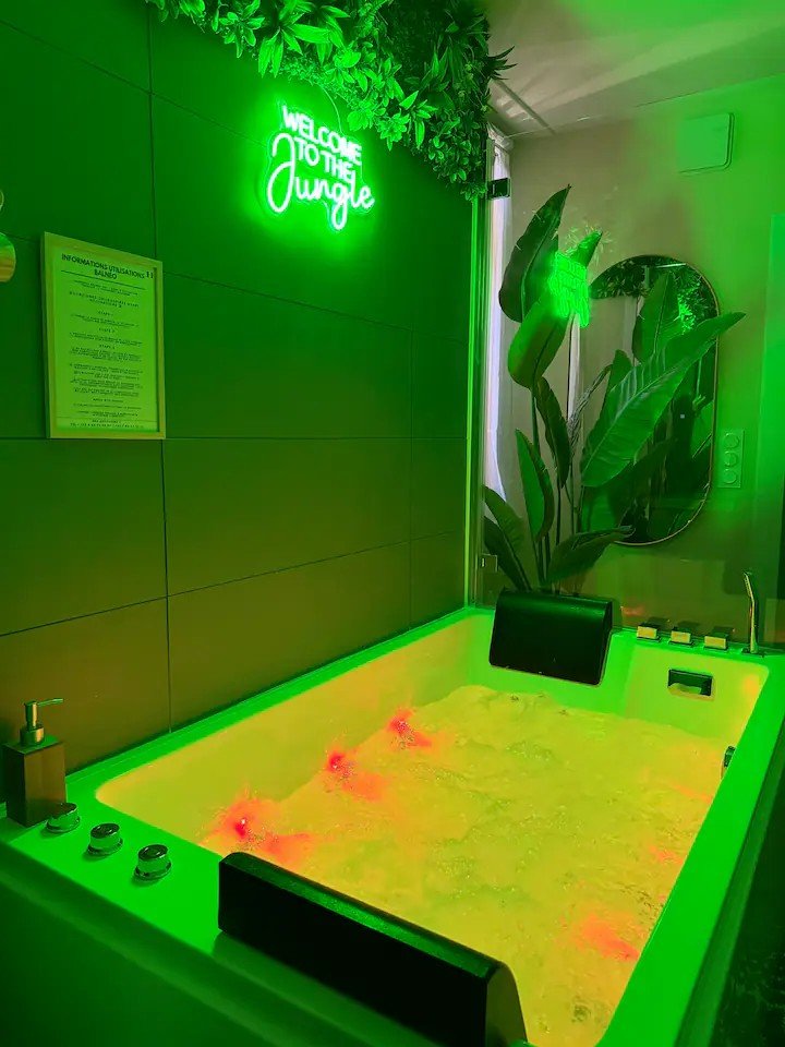 La Selva — jacuzzi balnéo ambiance jungle avec néon Welcome to the Jungle à La Chapelle-Saint-Ursin près de Bourges